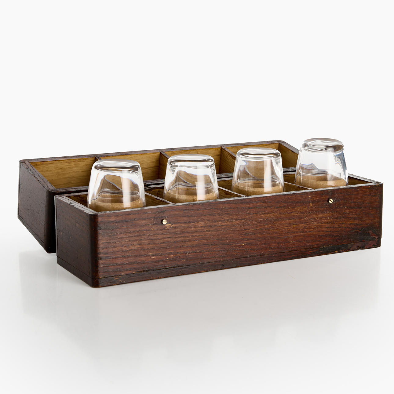 CAPTAIN'S BAR. Case with 8 glasses in two different sizes.