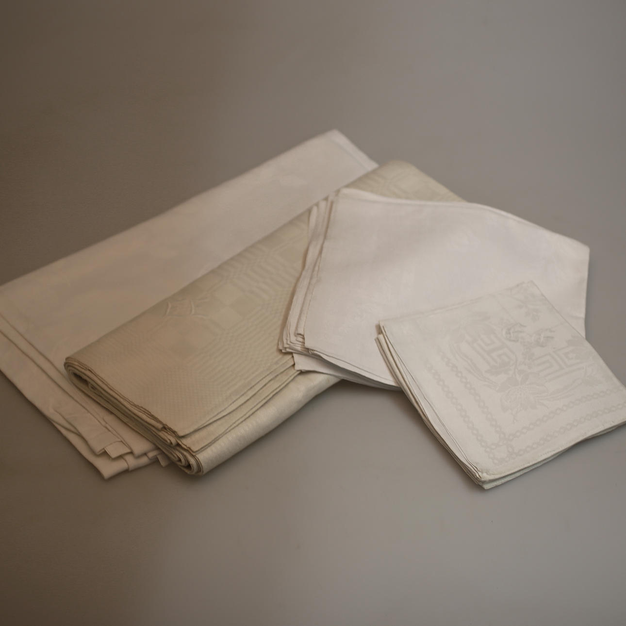 DUKAR, 2 st, och SERVETTER, 6 + 4 st, linnedamast, 1900-tal.