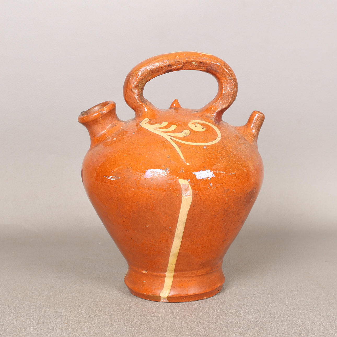 A SLIPWARE POTTERY JUG. Ceramics & Porcelain - European - Auctionet