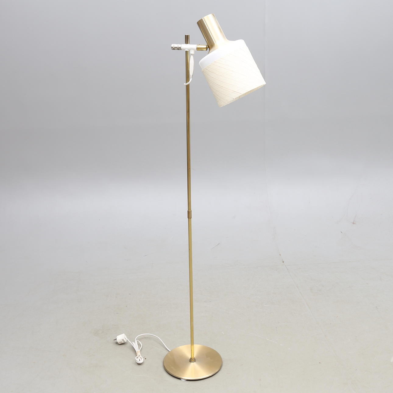 GOLVLAMPA, gulmetall, 1900-talets andra hälft.