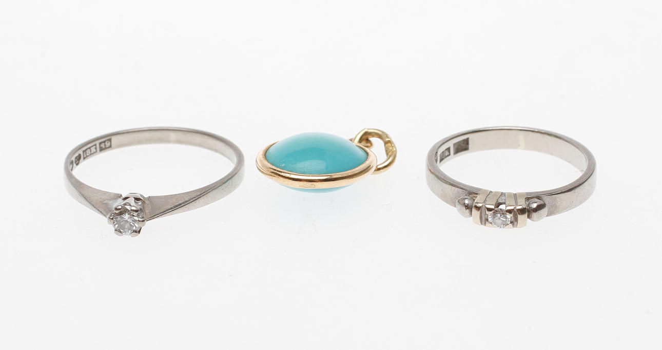 RINGAR, 2 st samt HÄNGE, 18k guld, vikt totalt ca 4,9 gr.