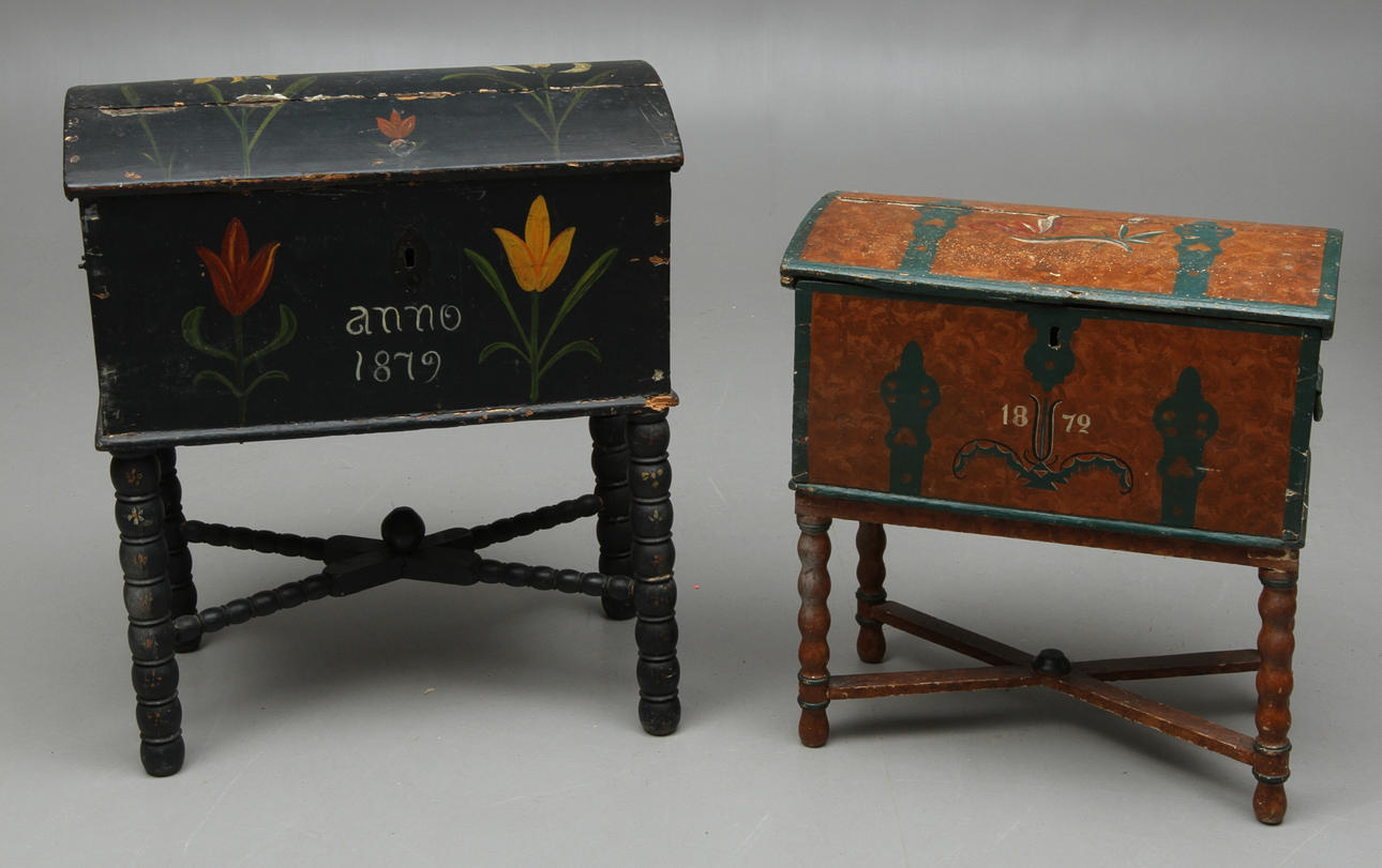 KISTOR 2 st, daterade 1879 samt 1872.