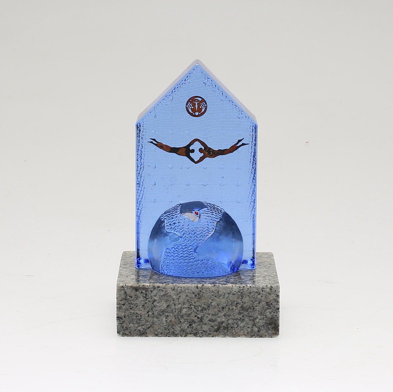 BERTIL VALLIEN. Glasskulptur på granitplatta, signerad Bertil Vallien och Kosta Boda.