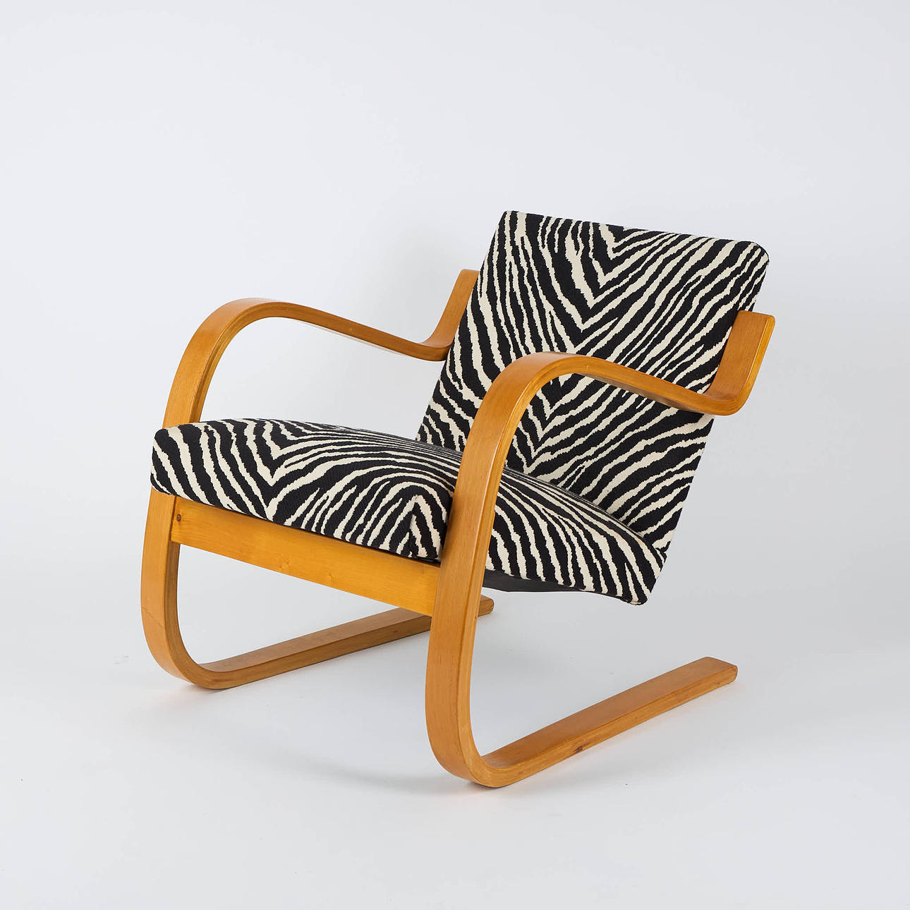ALVAR AALTO. ARMCHAIR, model 34, manufactured by O.Y. Huonekalu