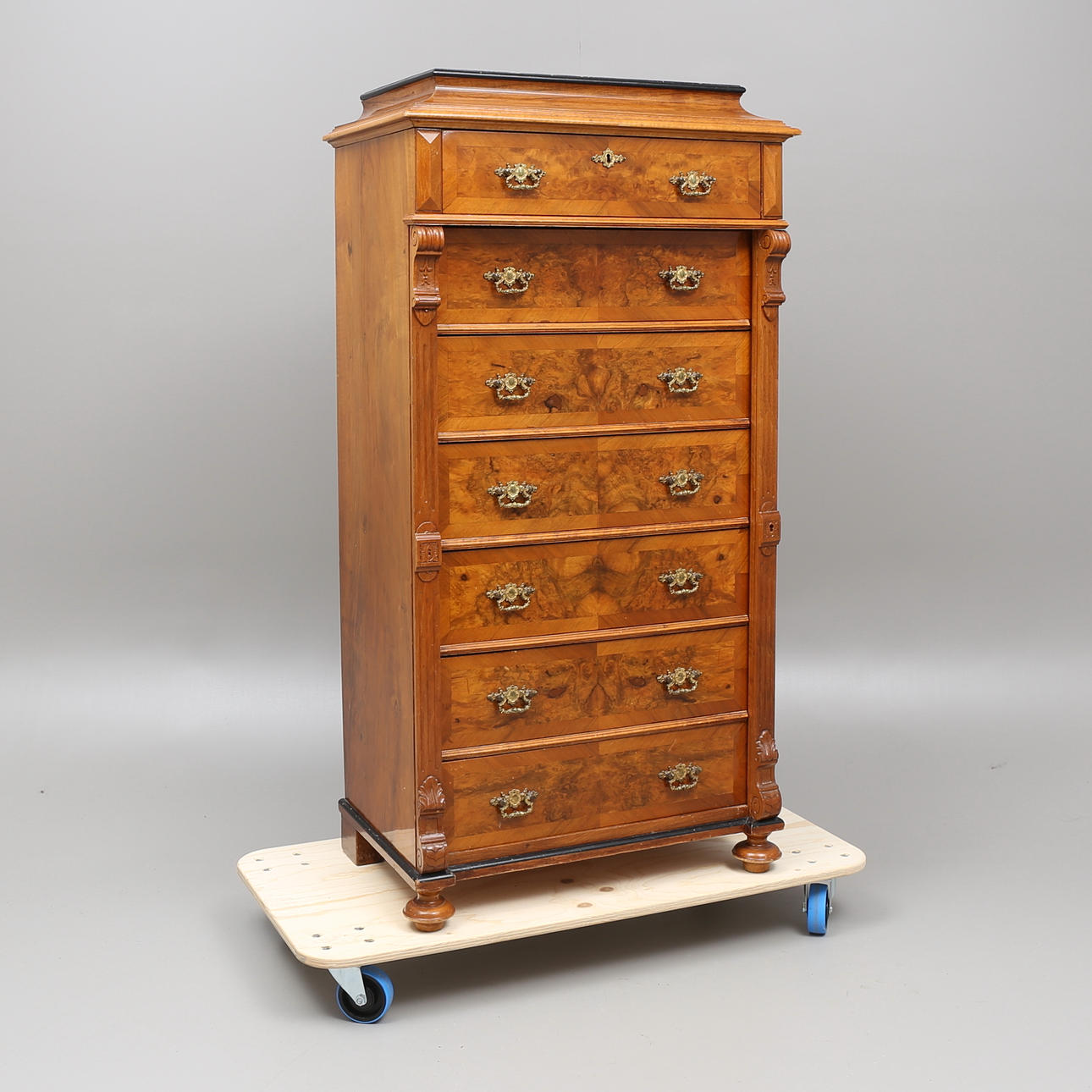 HERRBYRÅ, nyrenässans, 1800-talets slut.