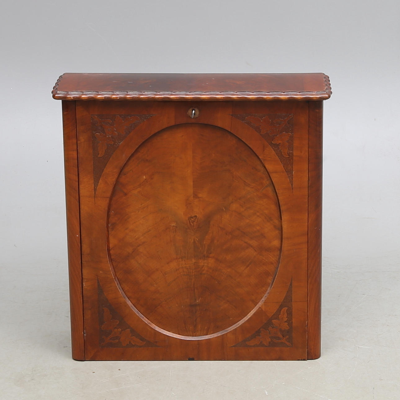 VÄGGSKÅP, mahogny, 1800-tal.