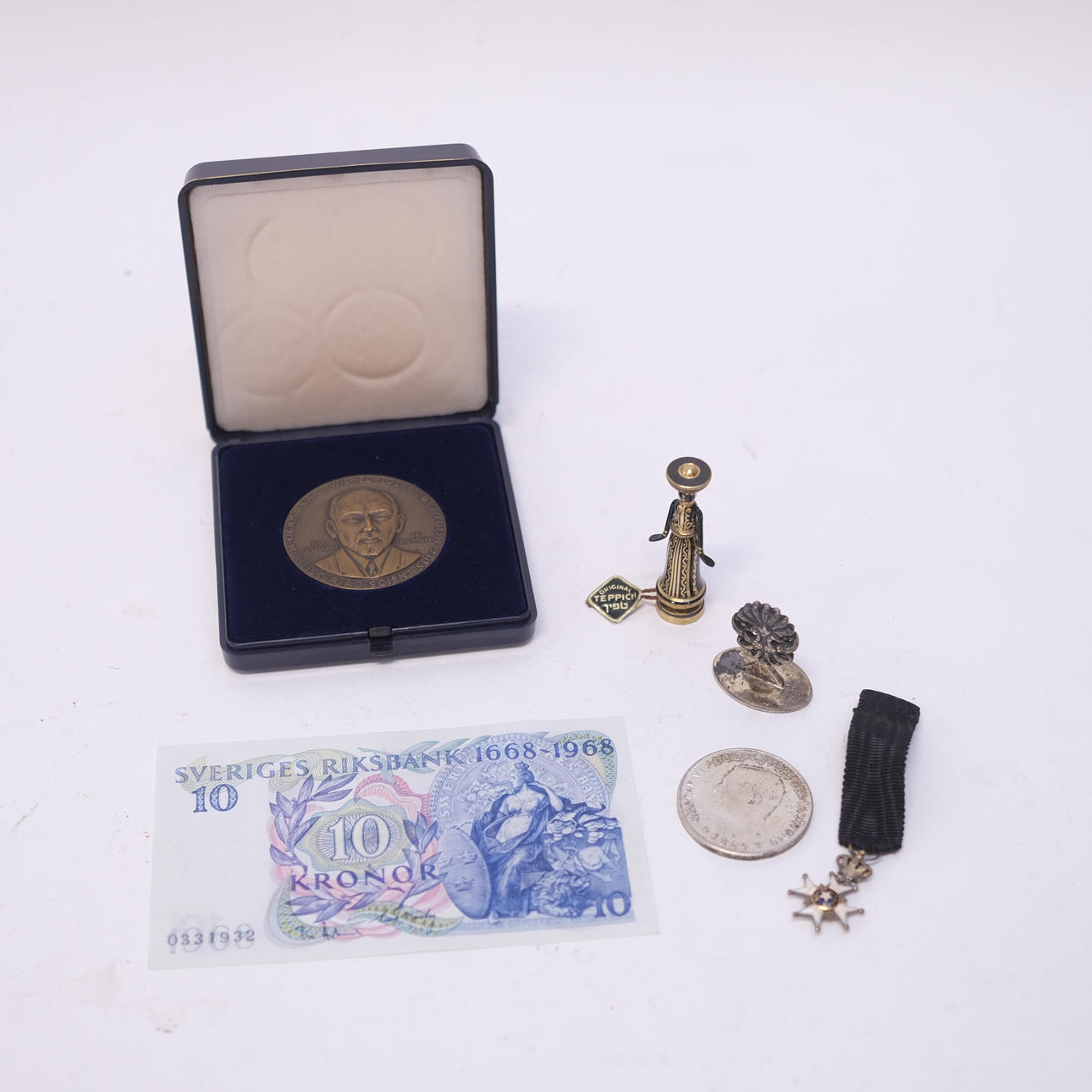 COLLECTIBLES, SIX PIECES.
