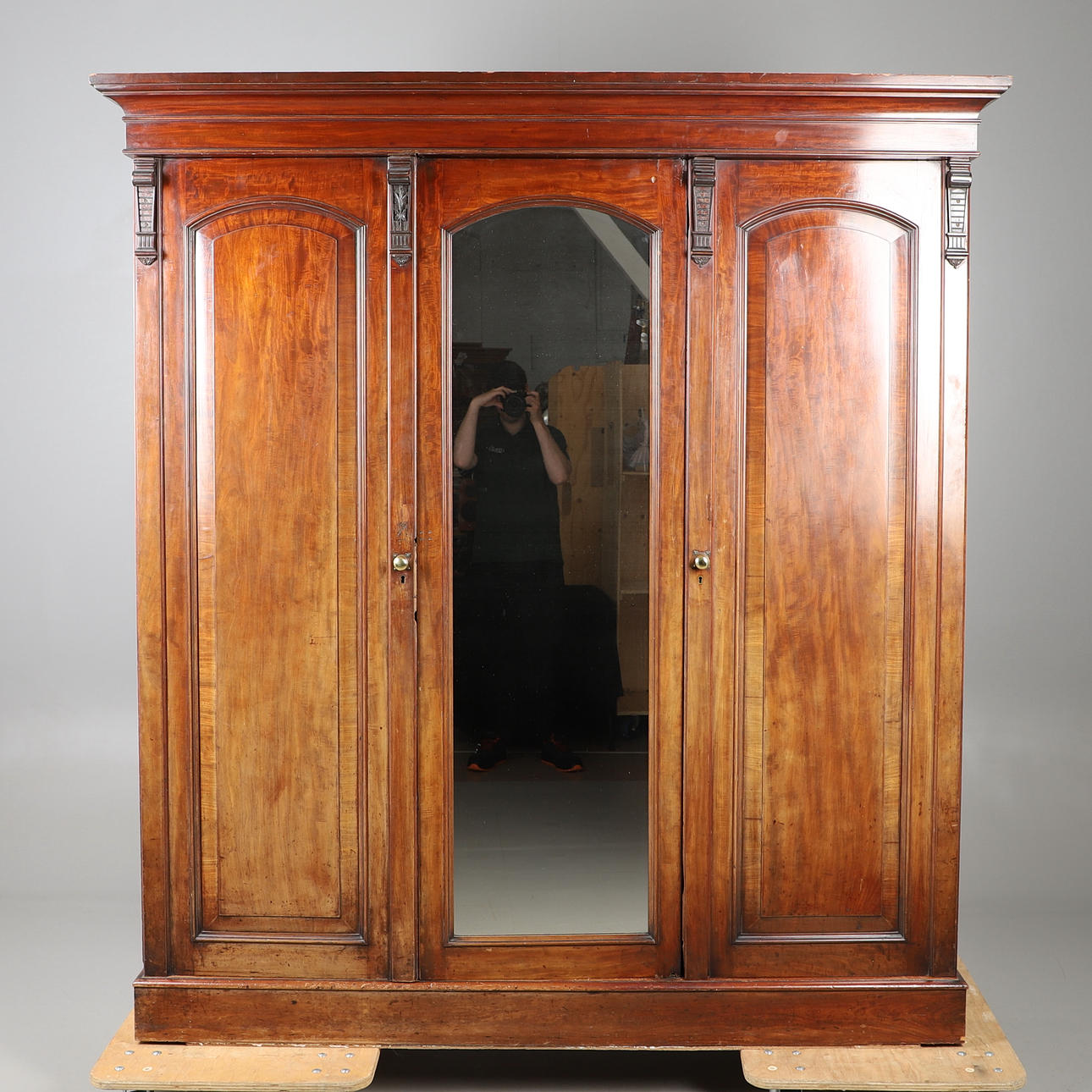 STOR VIKTORIANSK COMPACTUM I MAHOGNY.