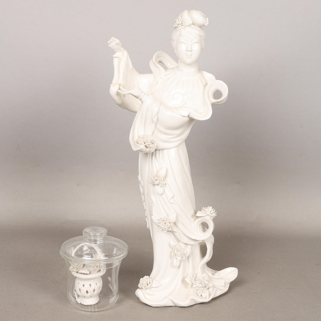 A CHINESE BLANC DE CHINE FIGURE.