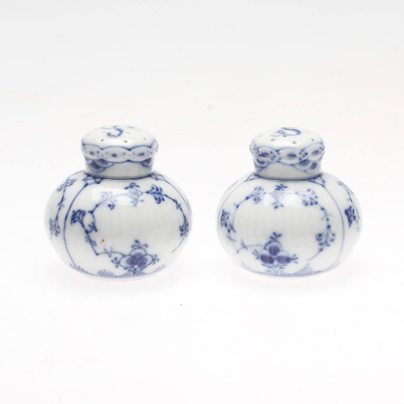 SALT- OCH PEPPARKAR, 2 st, porslin, "Musselmalet", Royal Copenhagen.