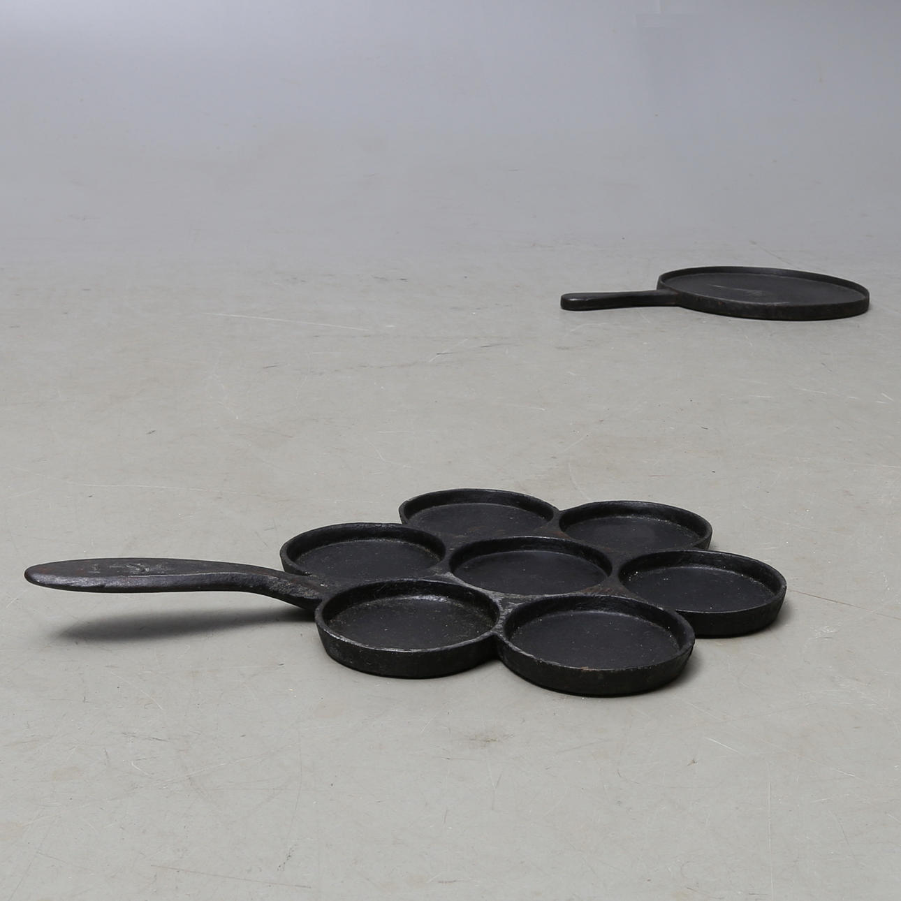 PLÄTTLAGG samt PANNA, gjutjärn.