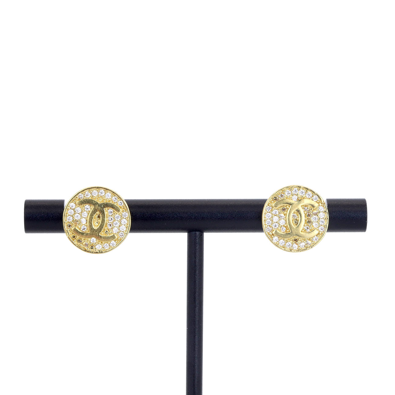 18CT GOLD DIAMOND SET STUD EARRINGS.