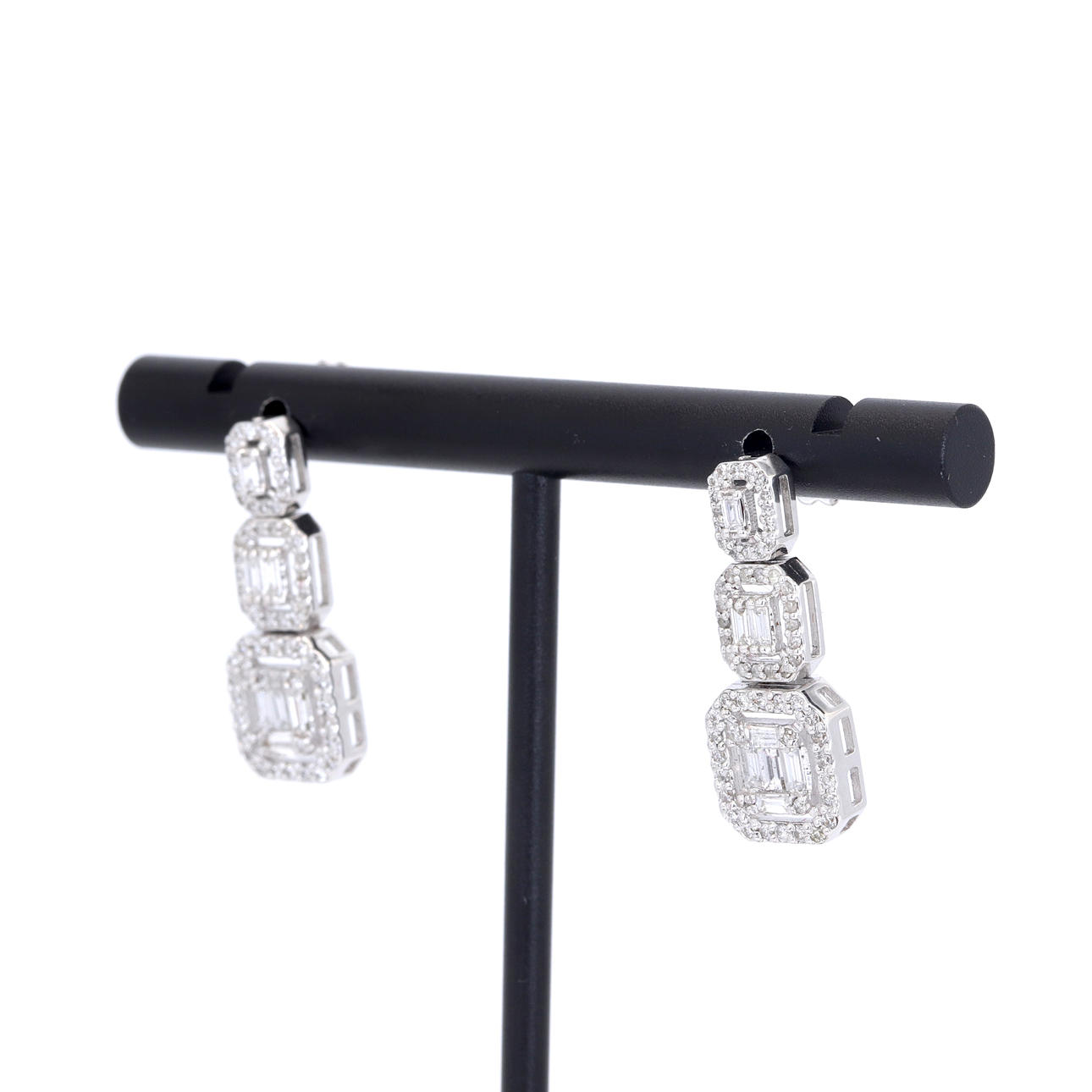 PLATINUM 2 CT DIAMOND DROP EARRINGS.