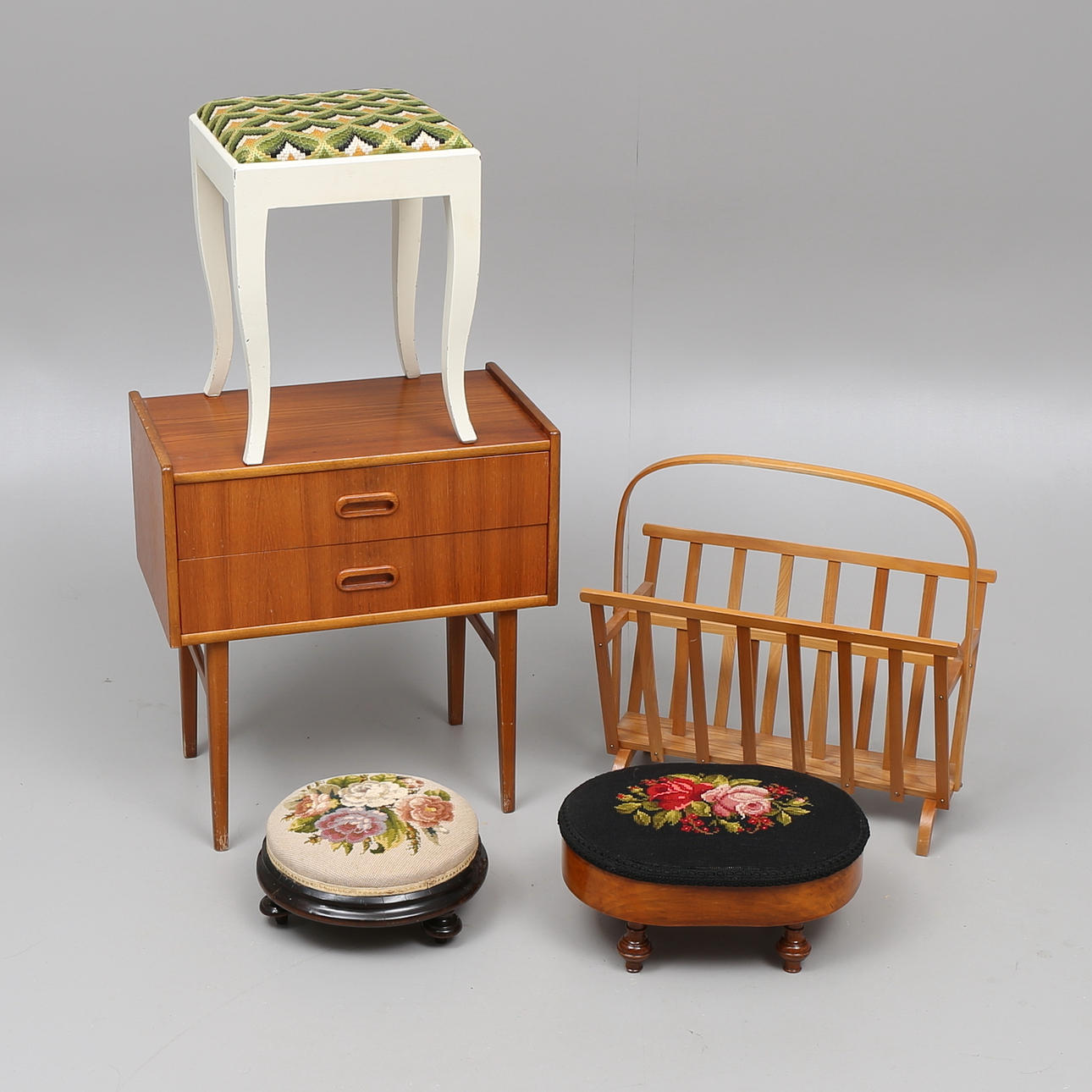 BYRÅ, teak samt TIDNINGSKORG, PALL och 2 FOTPALLAR, 1900-talets mitt.