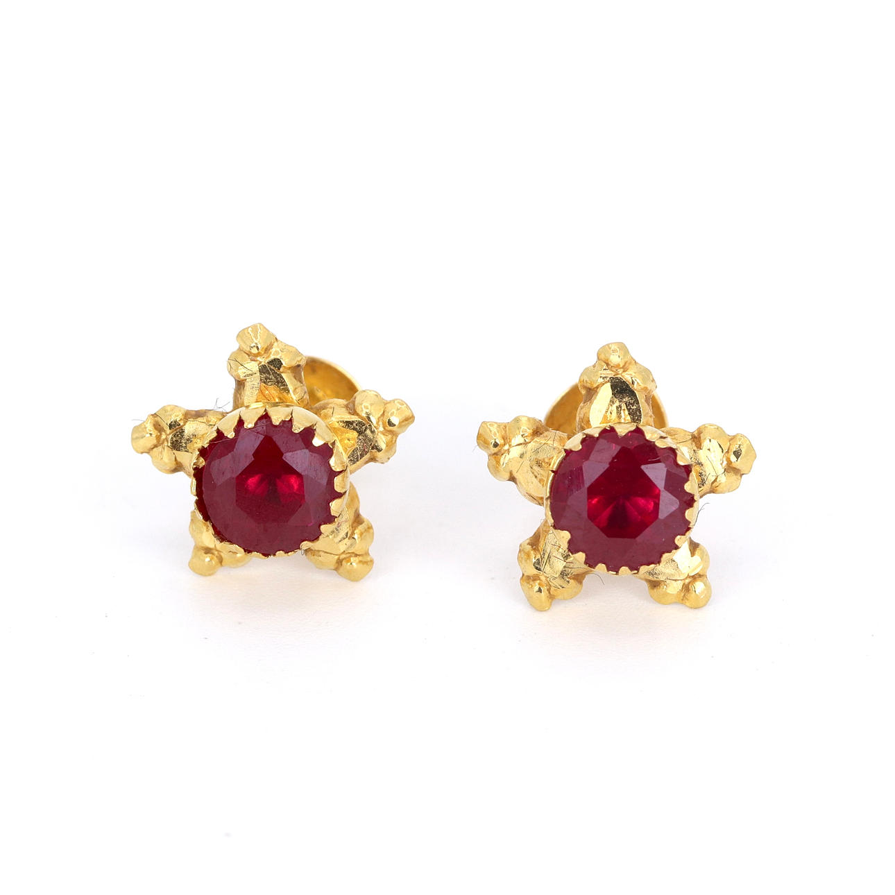 22CT GOLD RUBY SET STUD EARRINGS.