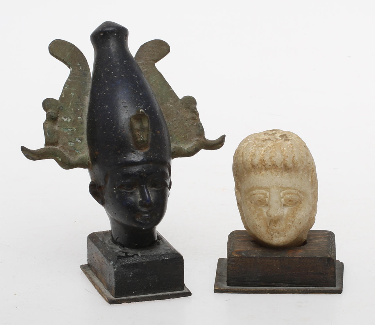 FIGURINER, 2 st, i form av huvuden, sten och metall.