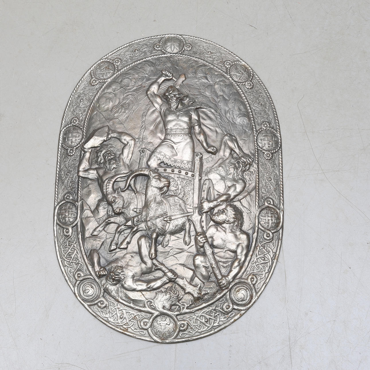 DEKORATIONSKSKÖLD, Tors kamp med jättarna, gjutjärn, 1800/1900-tal.