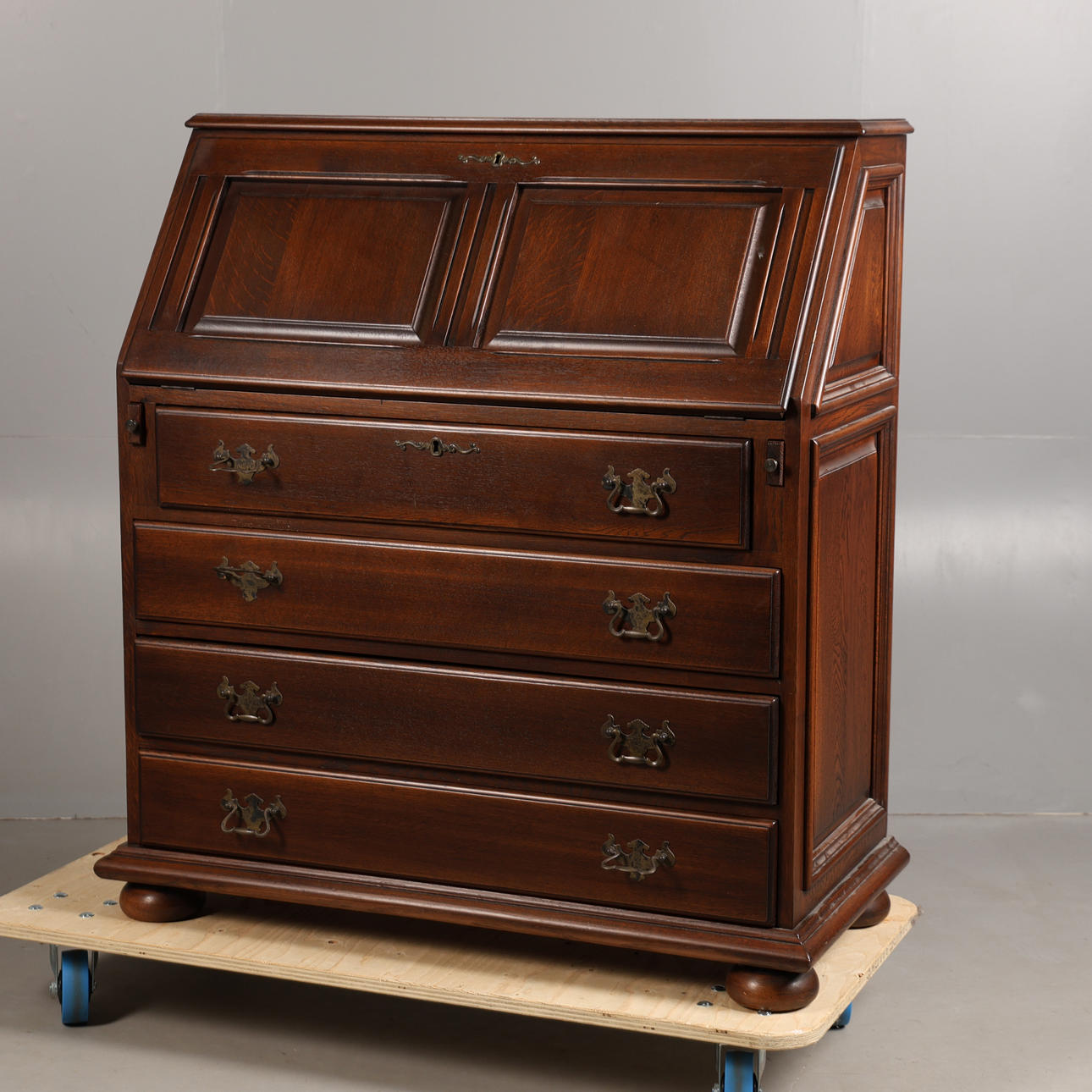 A 20TH CENTURY OAK BUREAU.
