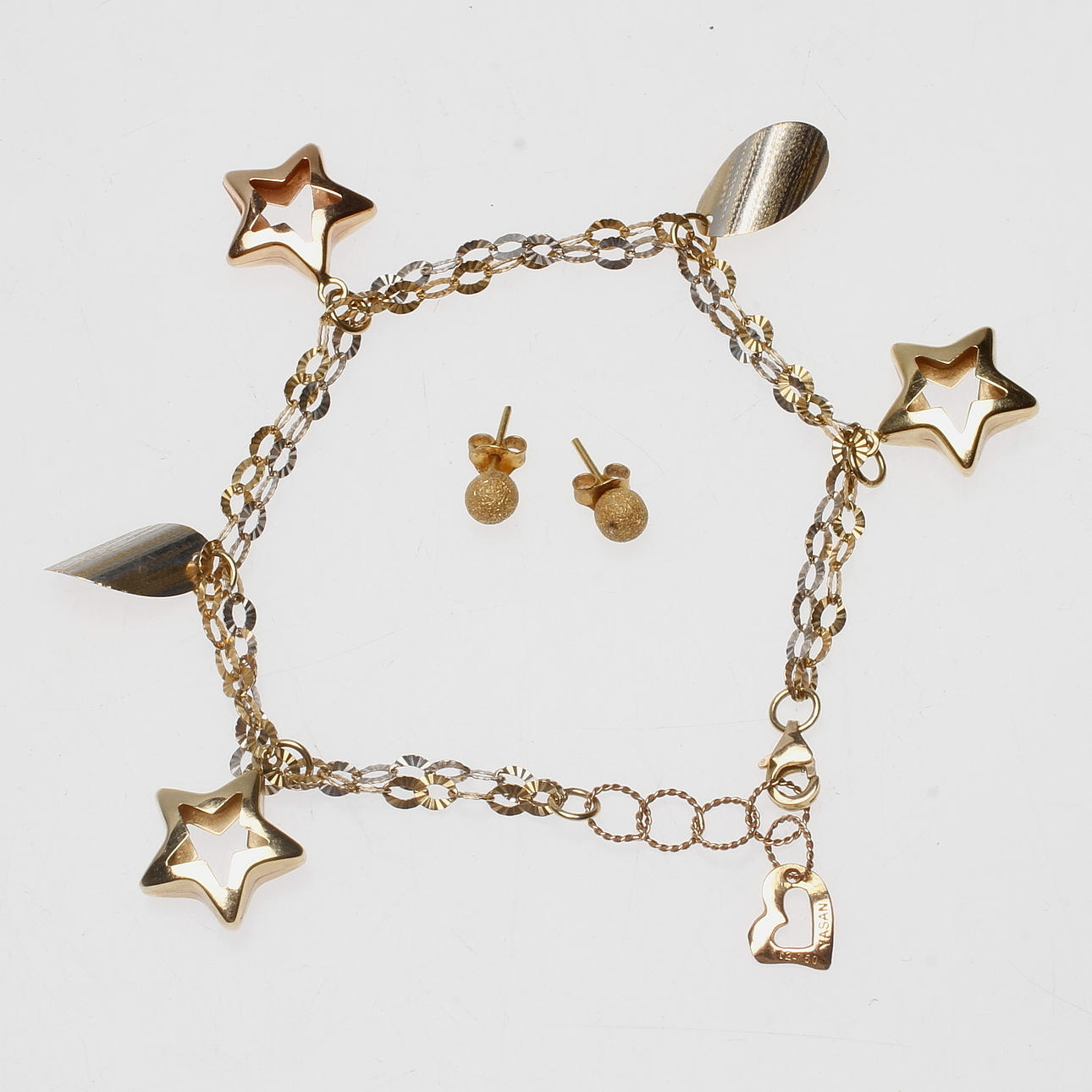 ARMBAND MED BERLOCKER samt ETT PAR ÖRHÄNGEN, 18k guld, vikt ca 9,6 gr.