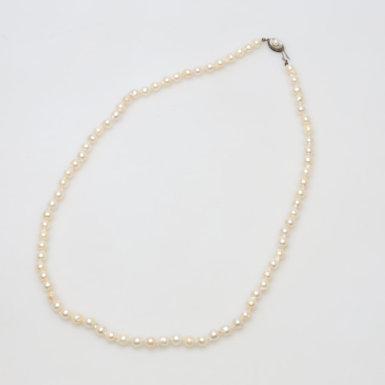 PEARL NECKLACE with silver clasp.