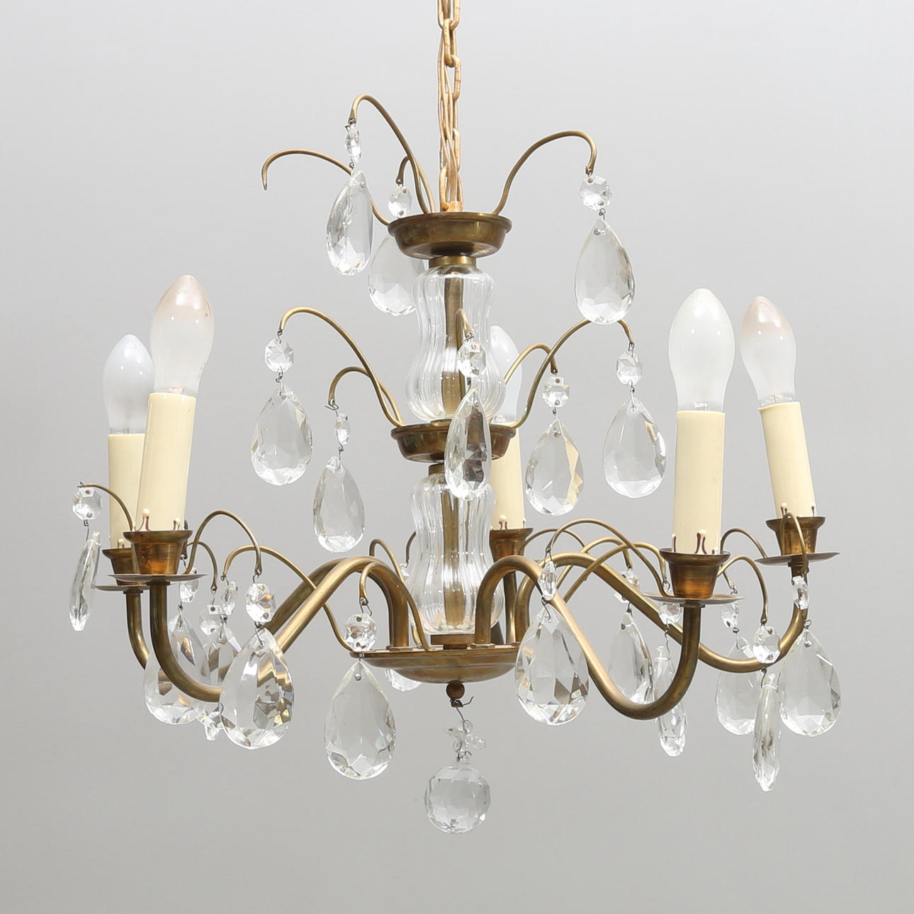 TAKLAMPA, behängd med prismor, 1930/40-tal.