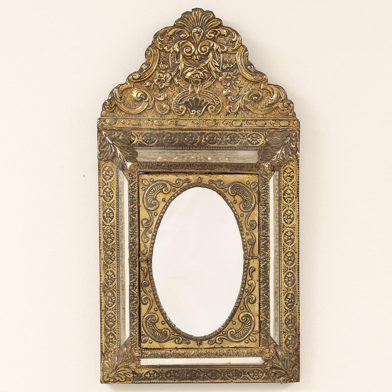 HÄNGSKÅP, 2 BORSTAR, mässing och glas, tidigt 1900-tal.