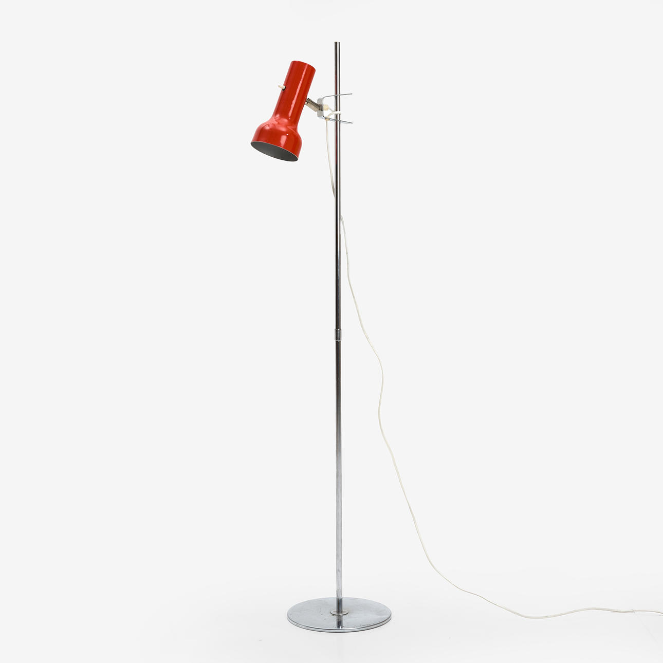 GOLVLAMPA, 1960/70-tal, rödlackerad skärm på kromad stomme i metall