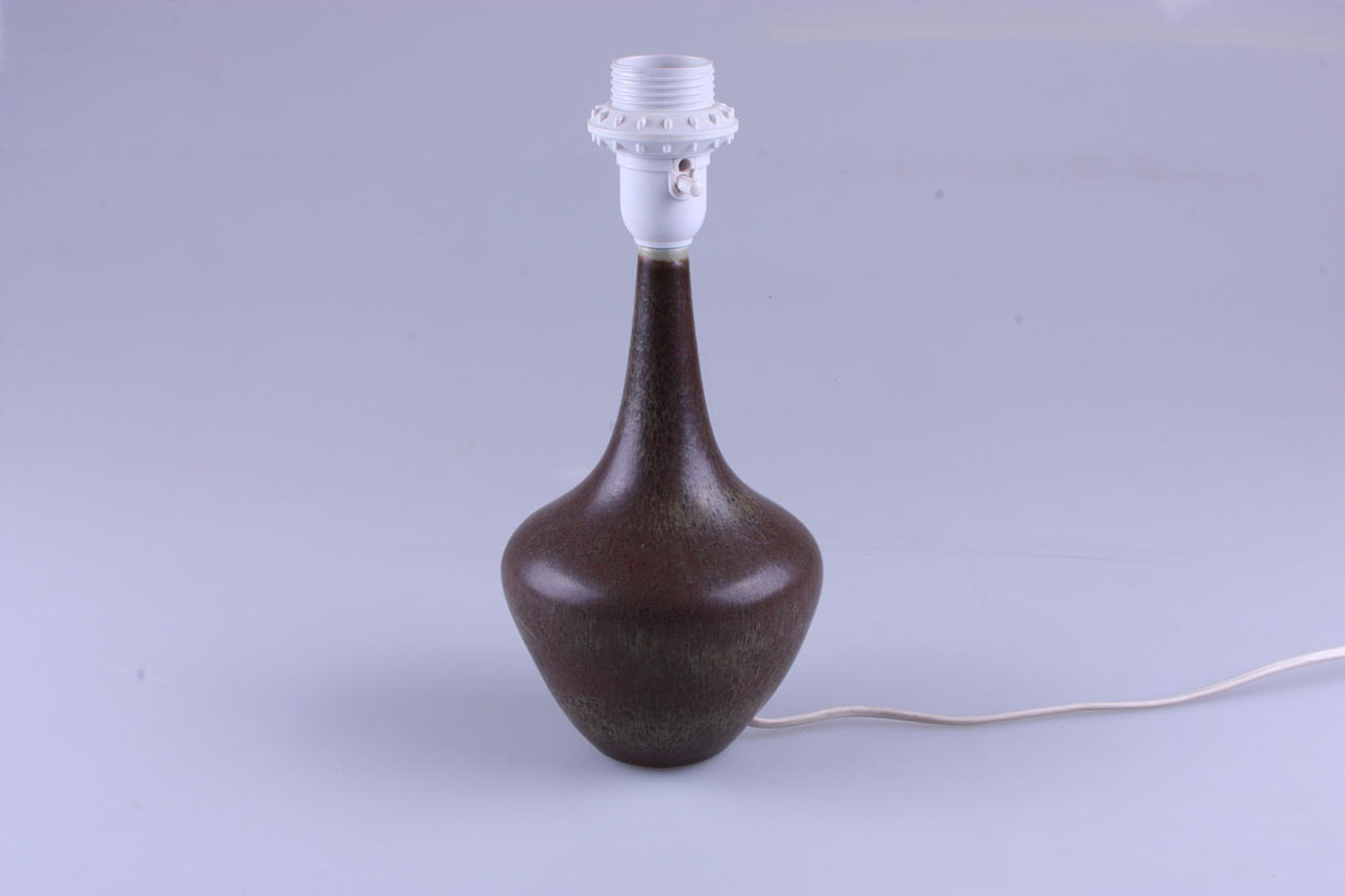 GUNNAR NYLUND. BORDSLAMPA, Rörstrand, signerad.