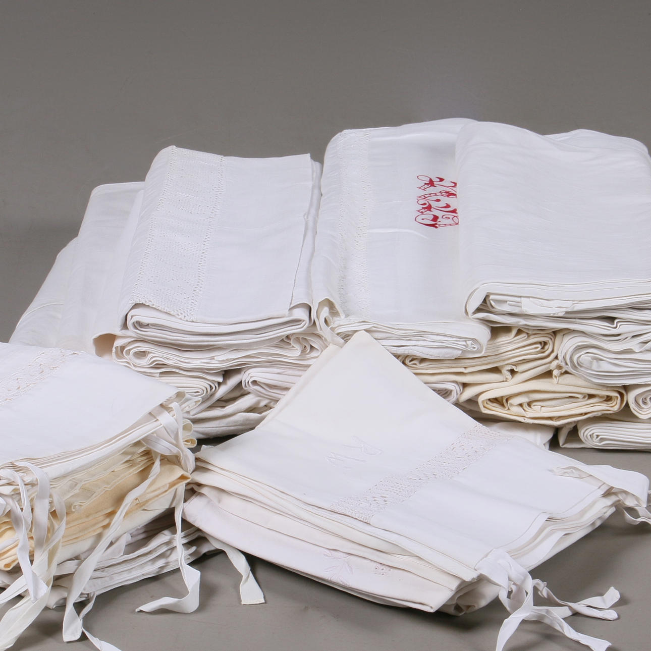 PARTI LINNE, 32 delar, örngott och lakan, 1900-tal.