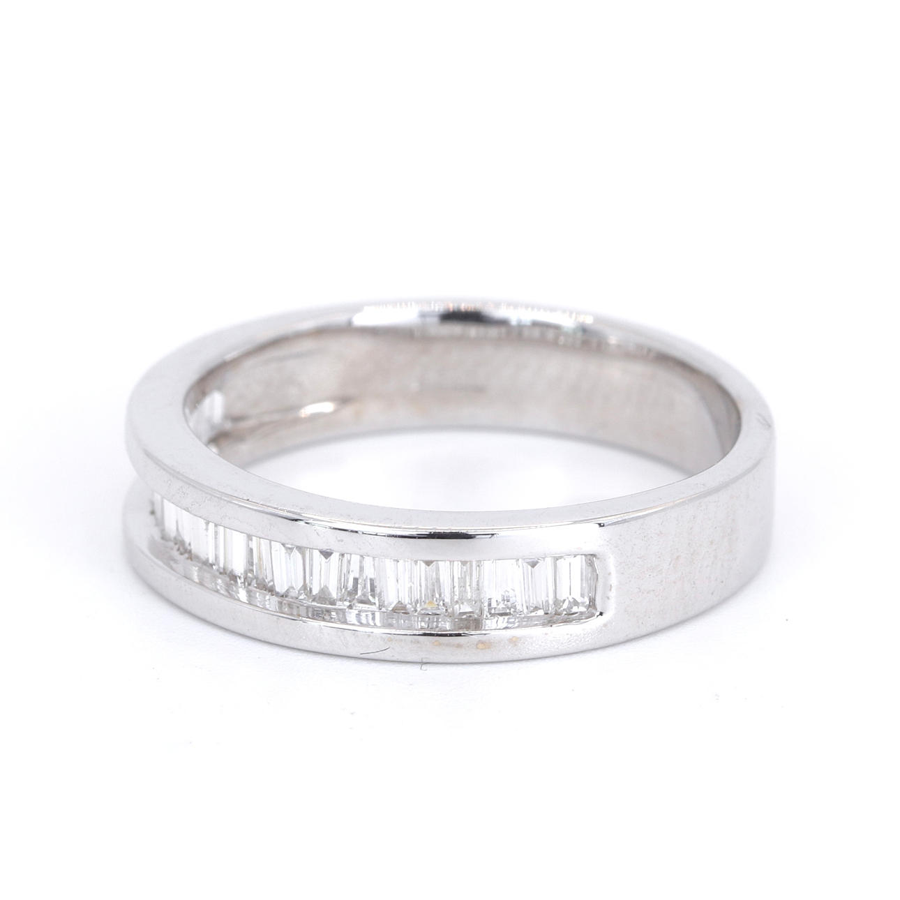 18CT WHITE GOLD DIAMOND SET RING.