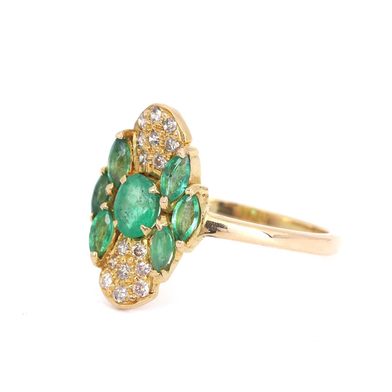 18CT GOLD EMERALD & DIAMOND SET RING.