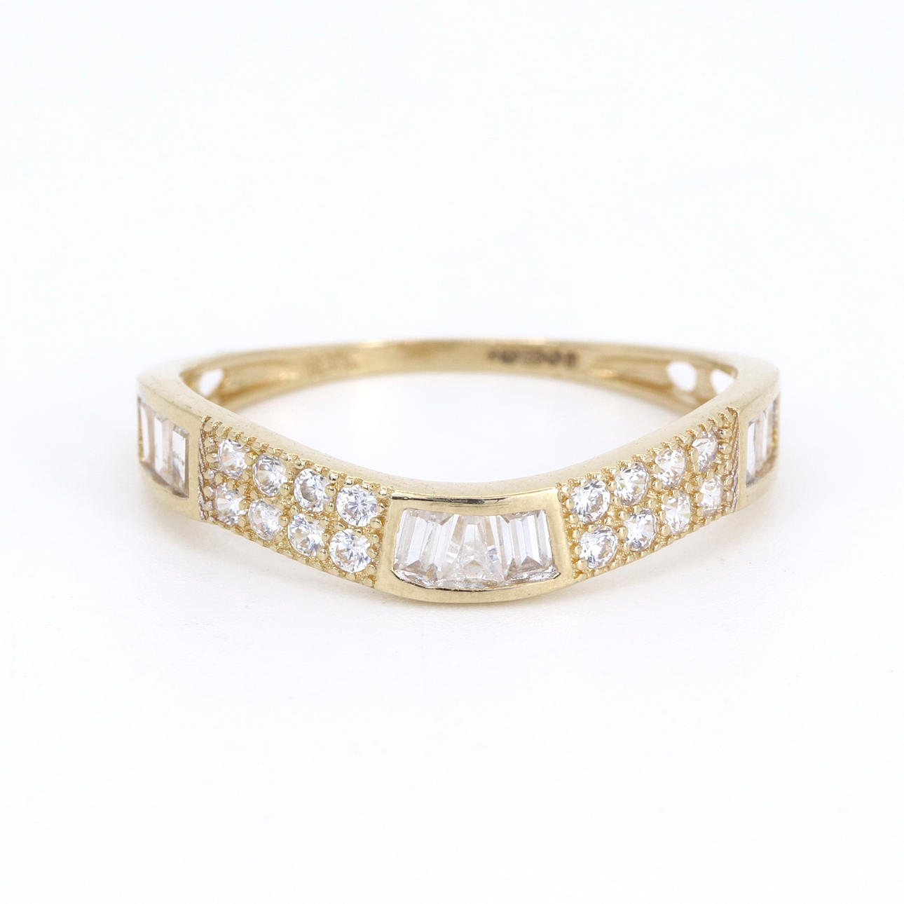 18CT YELLOW GOLD CUBIC ZIRCONIA SET RING.
