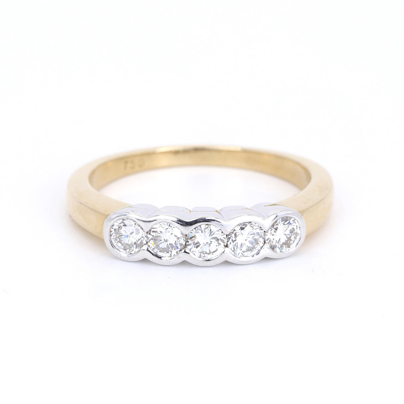 18CT GOLD DIAMOND SET FIVE STONE RING.