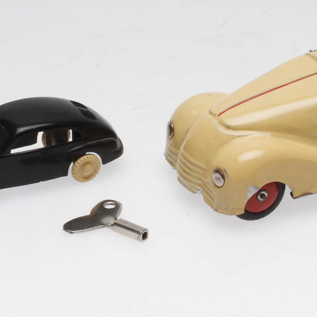 LEKSAKSBILAR, 2 st. Plåt samt Plast. Bland annat Cerbo.