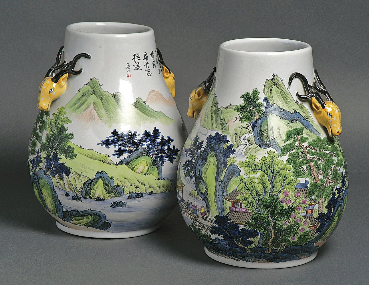 PAR VASER MED HJORTHUVUD HANDTAG. Kina 1900-talet.