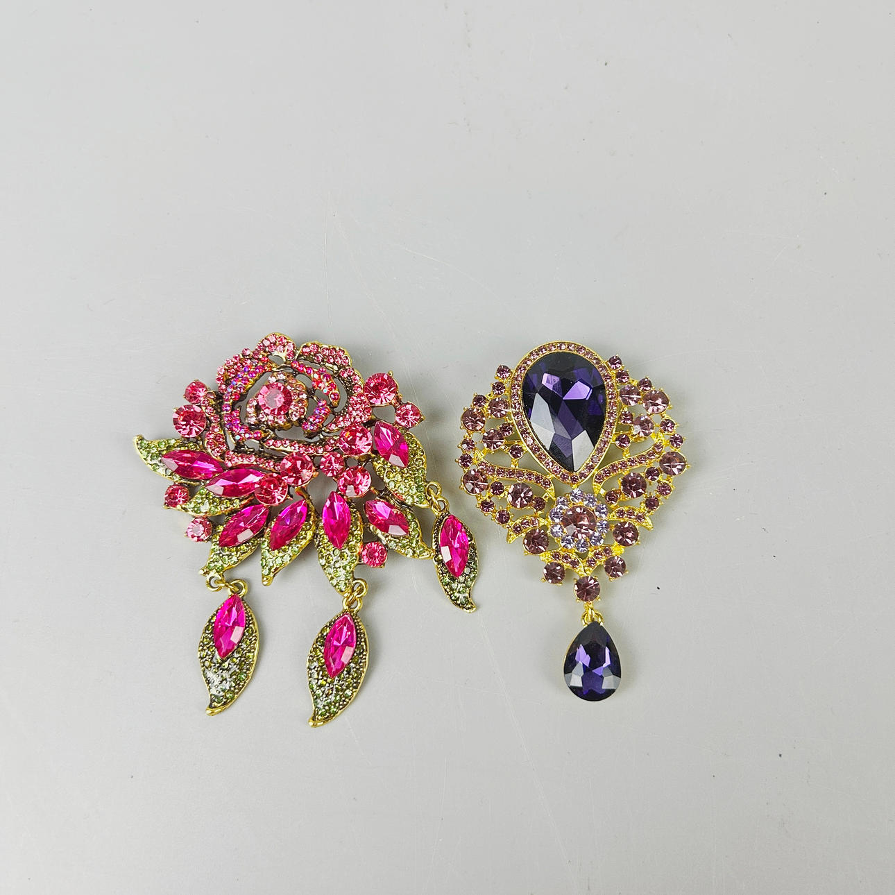COSTUME JEWELLERY BROOCHES.