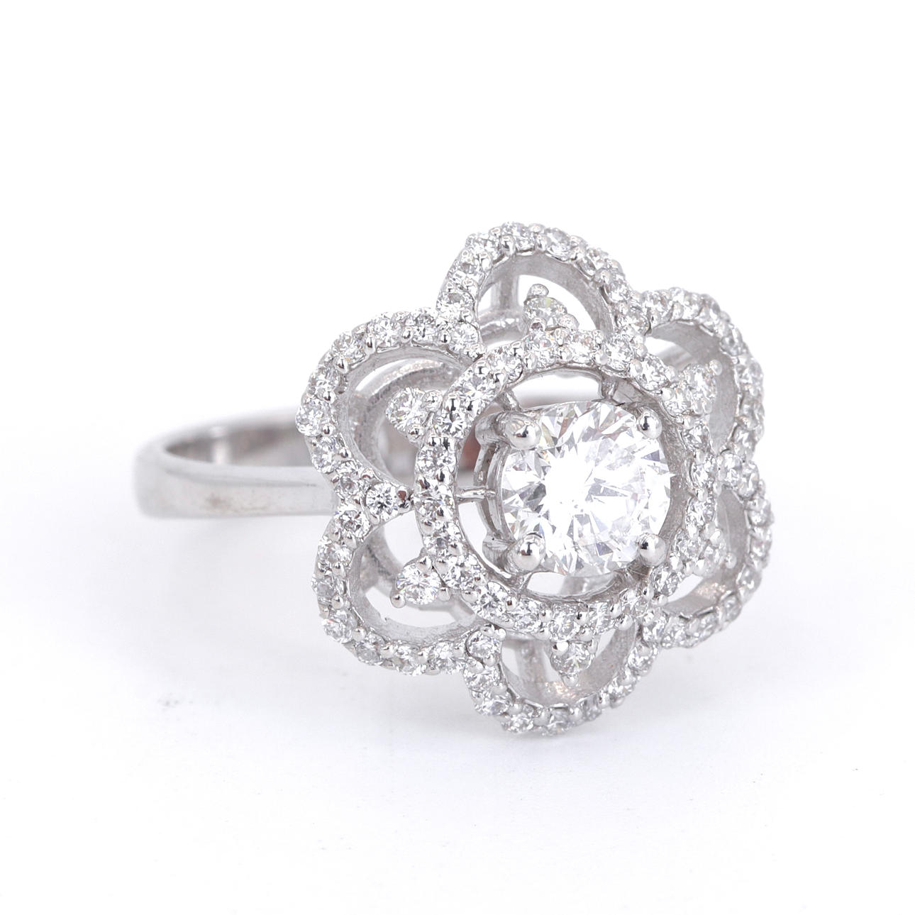 18CT 1.11CT DIAMOND CLUSTER RING.