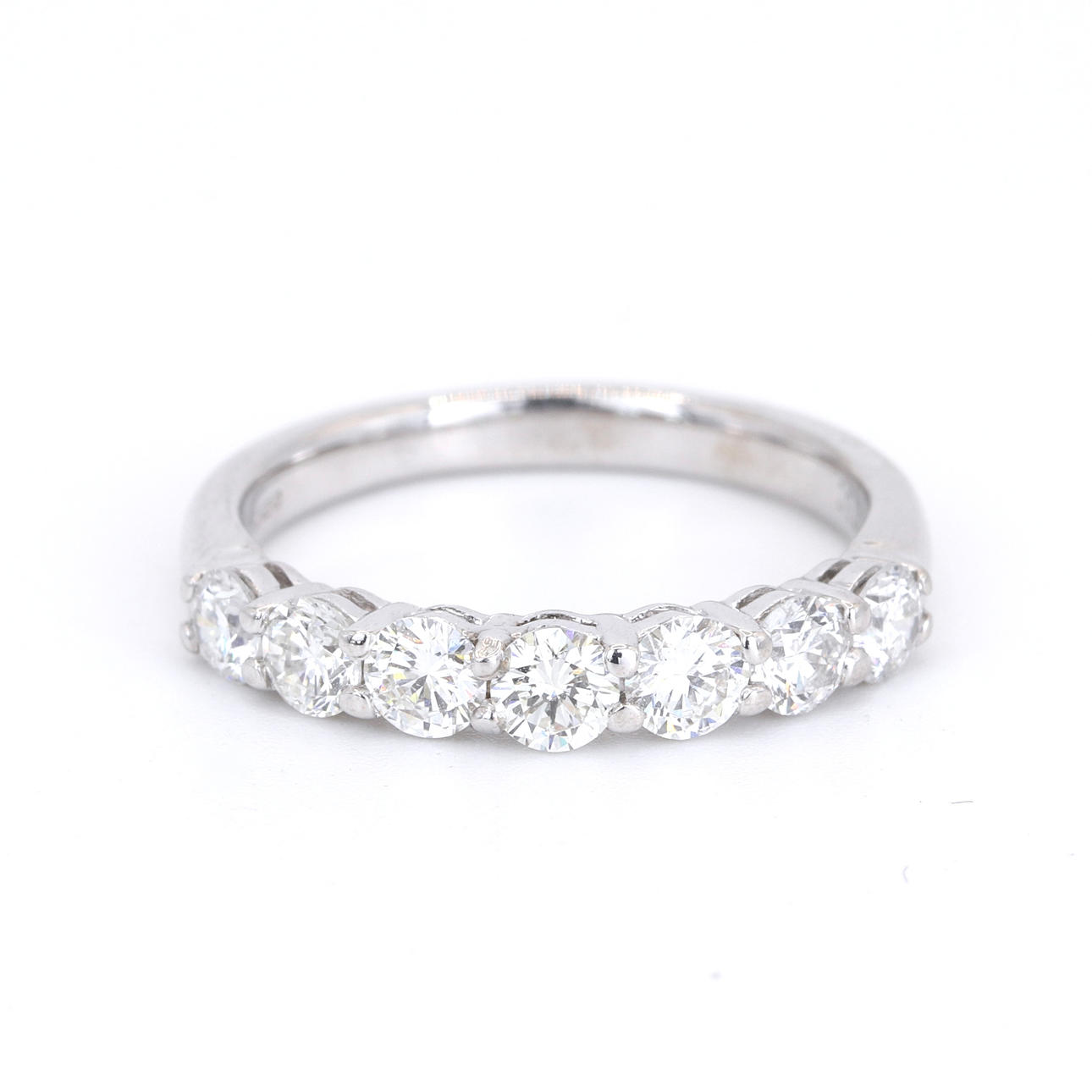 18CT 0.95CT DIAMOND HALF ETERNITY RING.