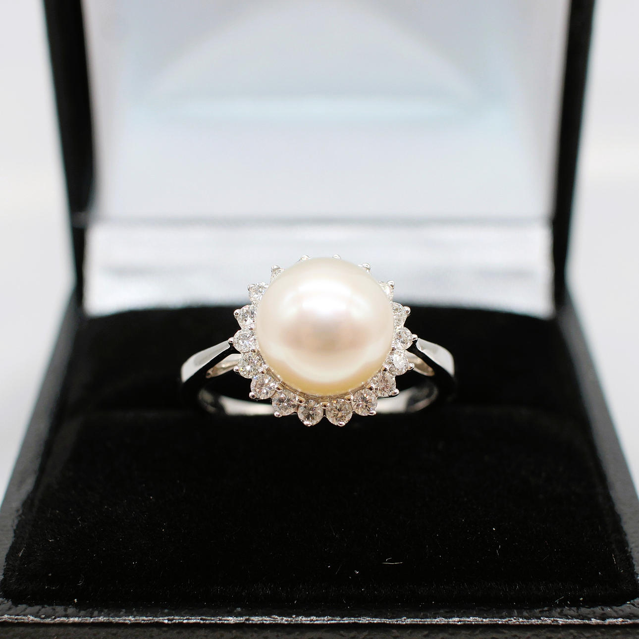 PEARL AND DIAMOND CLUSTER RING.