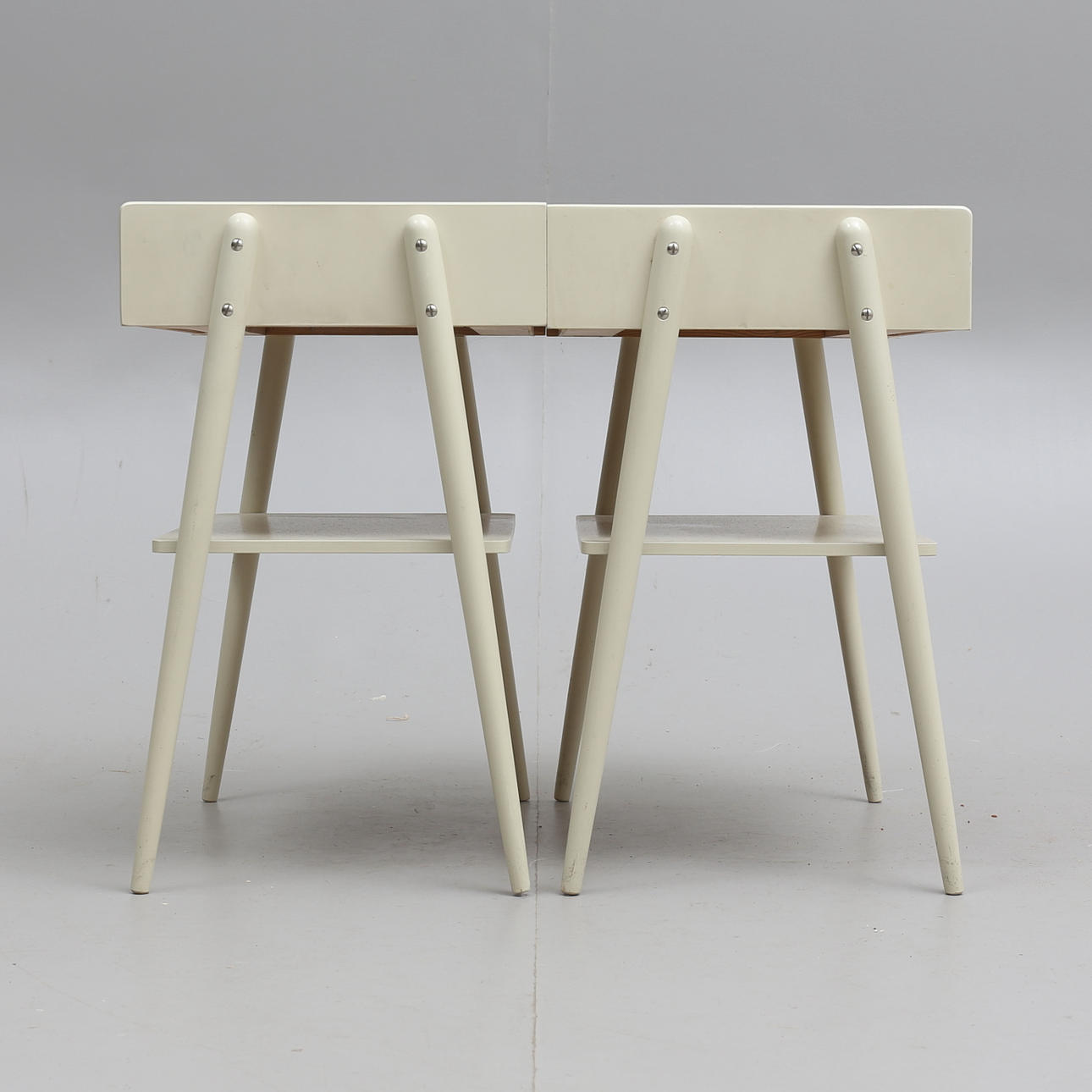 SÄNGBORD, ett par, AB Carlström & Co Möbelfabrik, 1900-talets andra hälft.