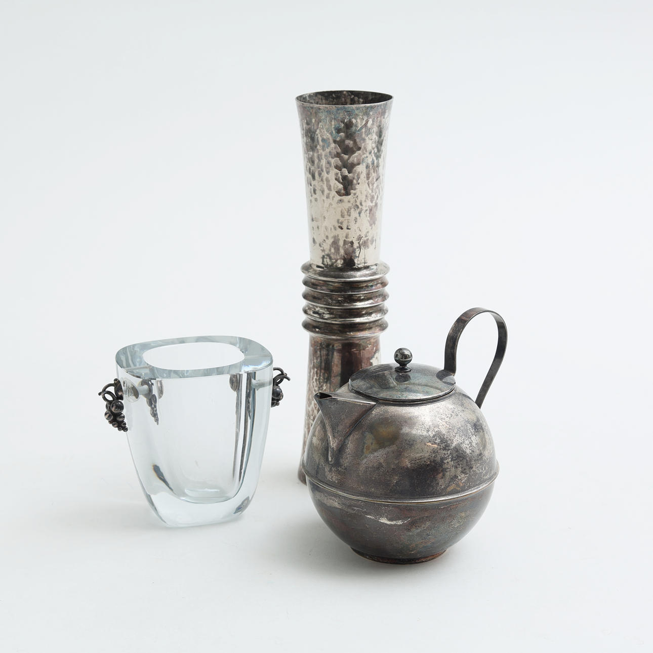 NICKEL SILVER/SILVER OBJECTS, ice bucket, jug, vase, 20th century.