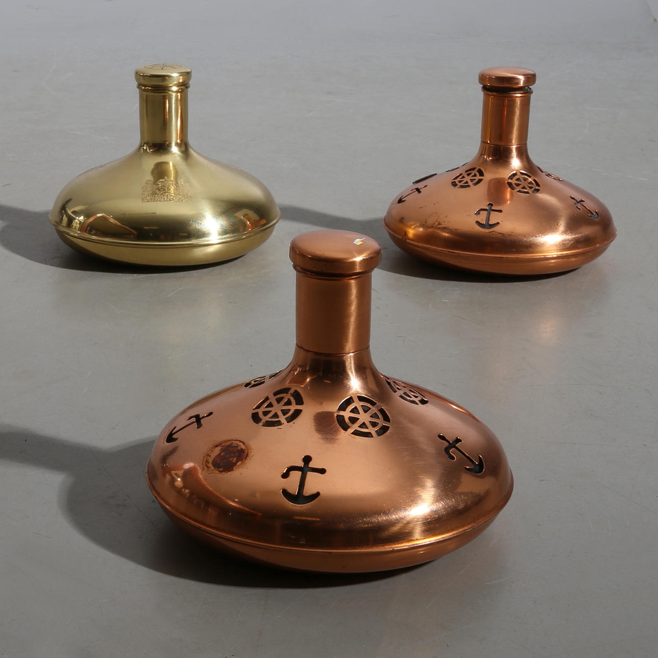 SKEPPSKARAFFER, 2+1 st, metall och glas, 1900-talets andra hälft.