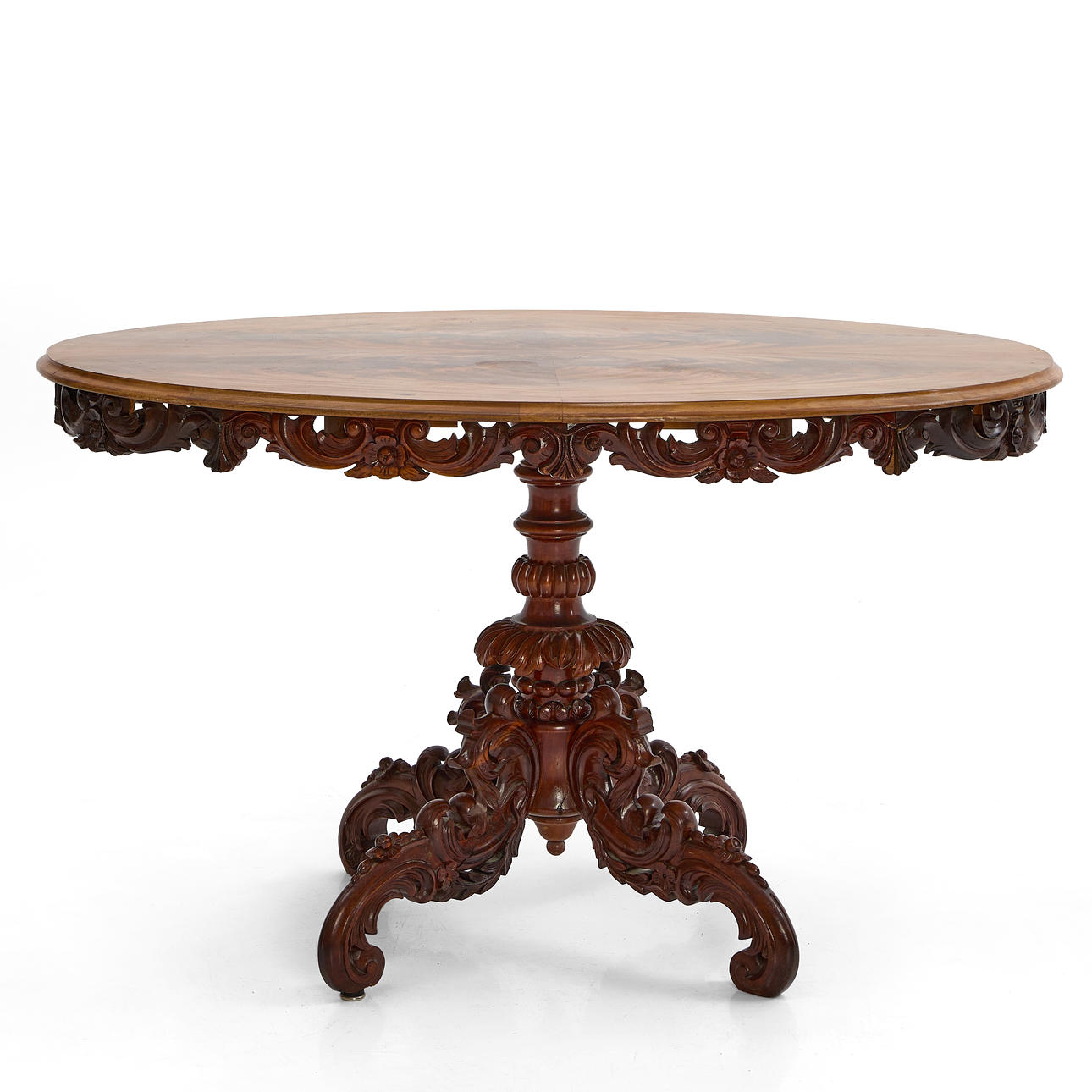 SALONGSBORD, nyrokoko, 1800-talets slut, skiva i mahogny, fyrdelad pelarfot, rikt skuren dekor