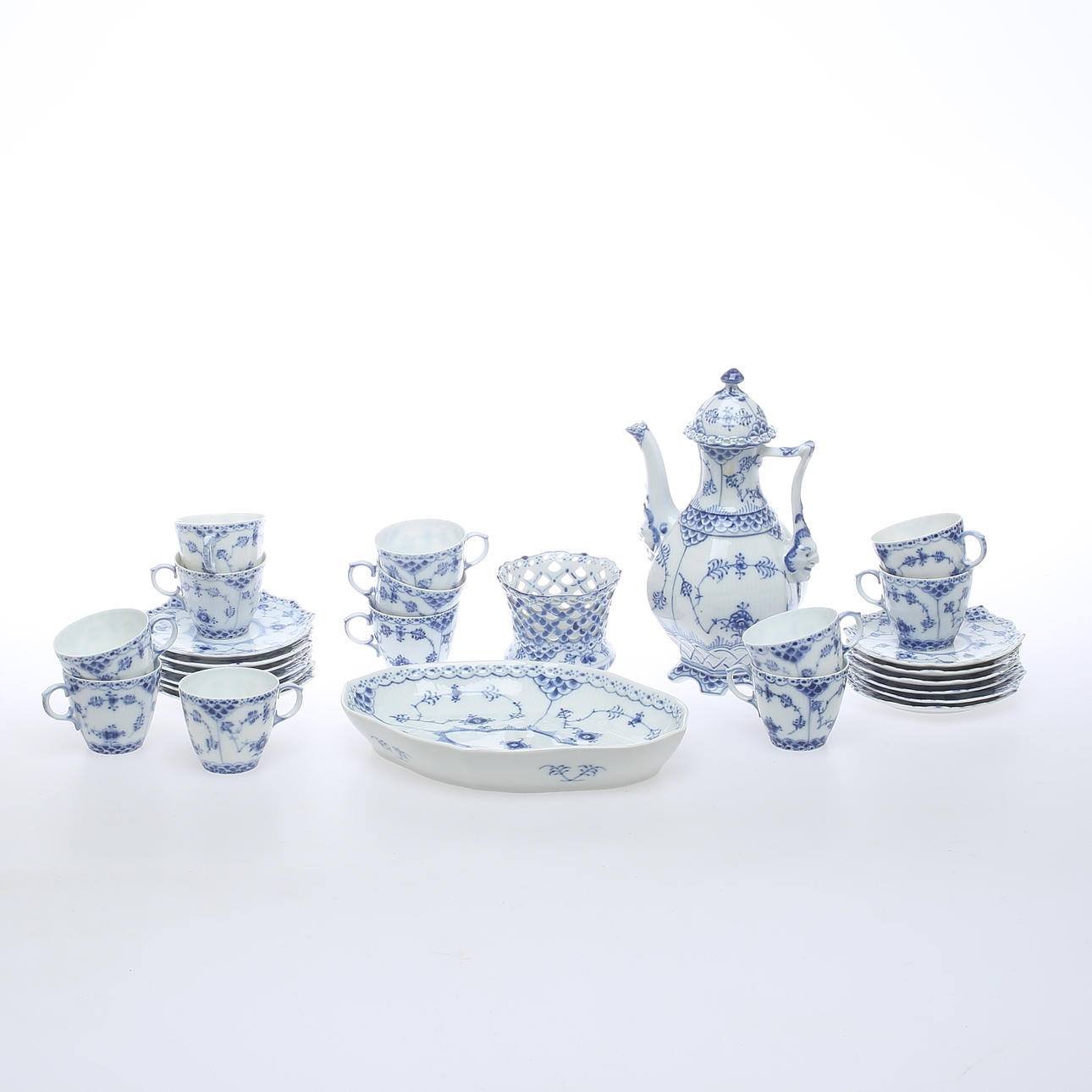 MOCKASERVIS, 15 delar, porslin, "Musselmalet", Royal Copenhagen, Danmark.