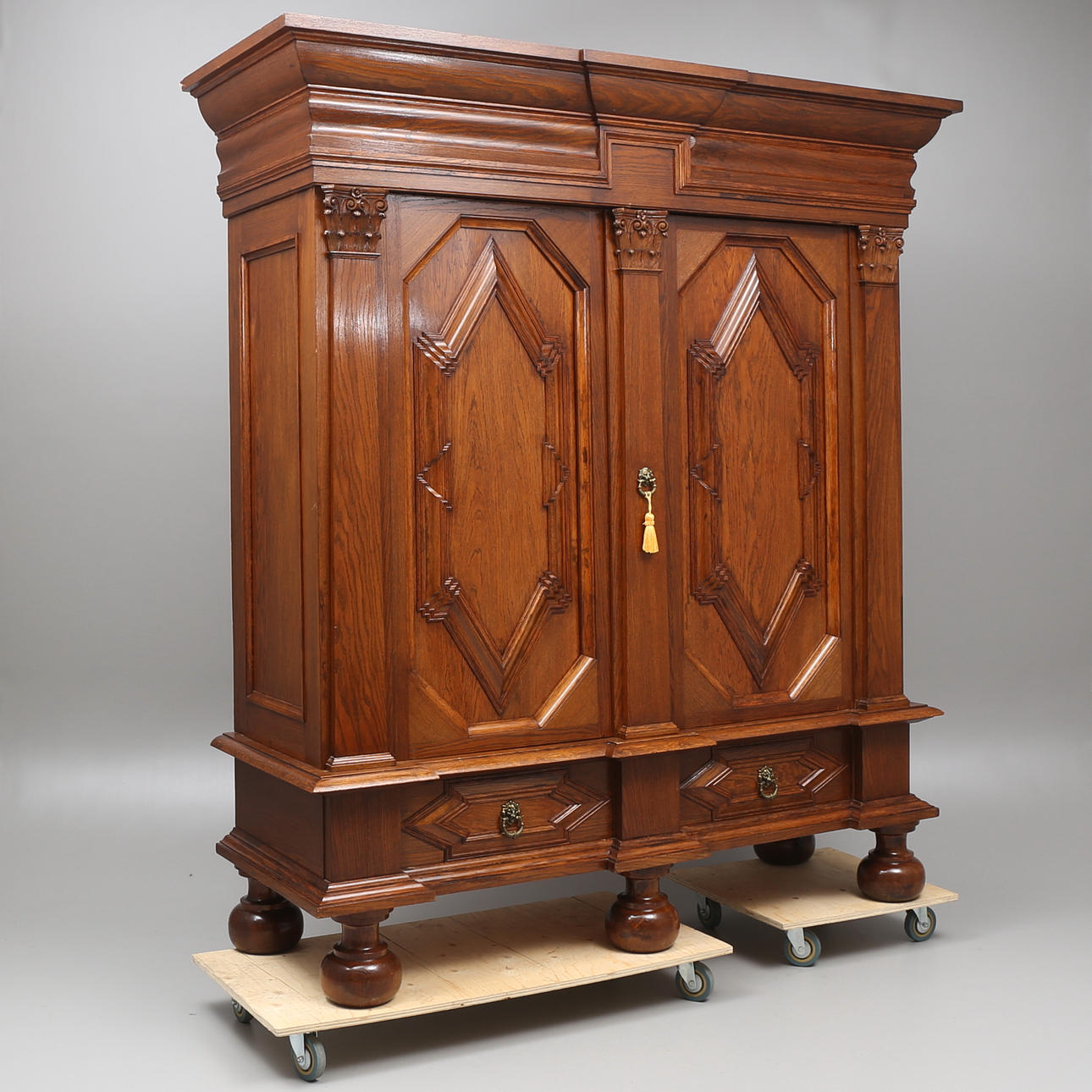 SALSSKÅP, barockstil, monogramsignerat och daterat 1911.