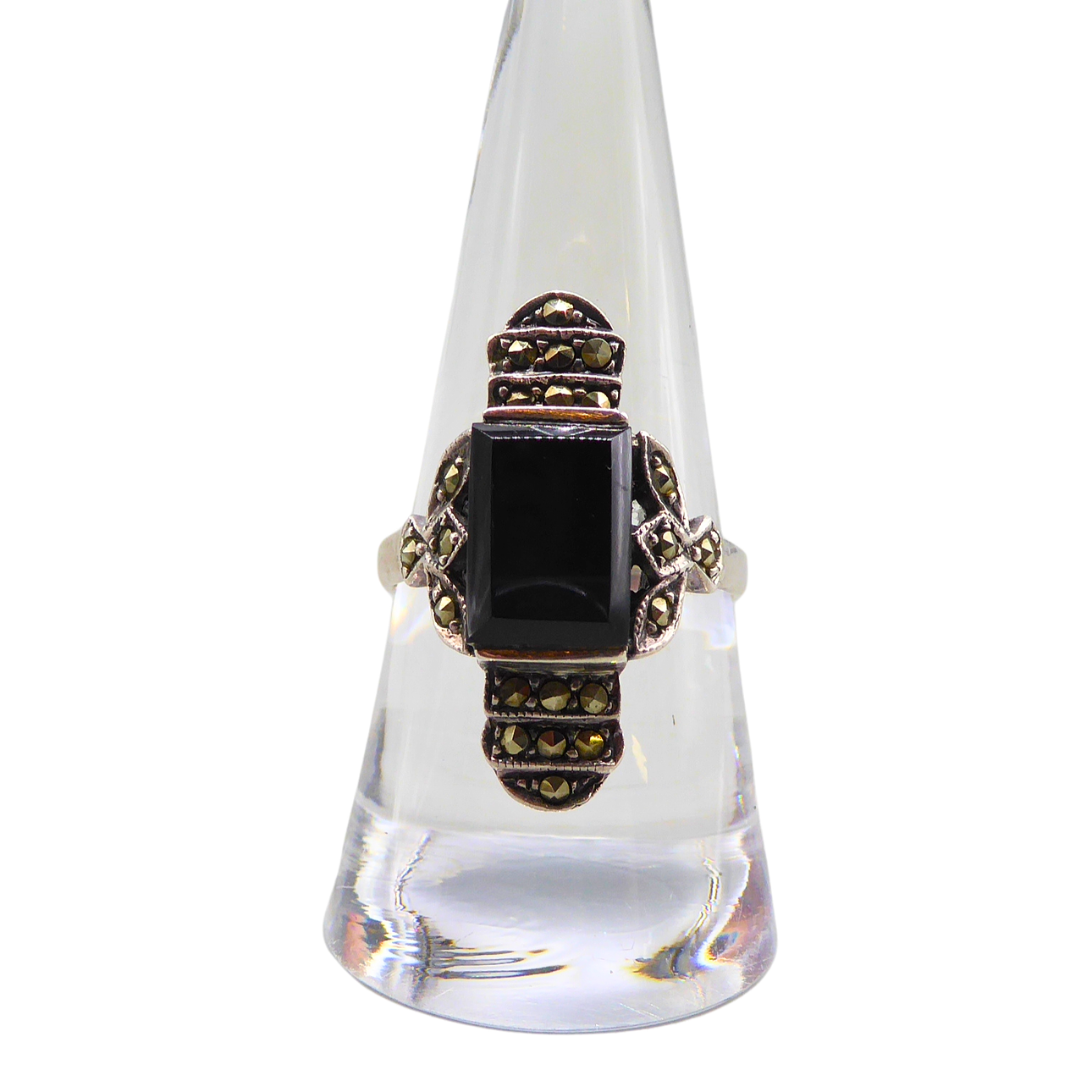 ART DECO RING IN STERLING SILVER WITH A RECTANGULAR BLACK ONYX AND MARCASITE ACCENTS.