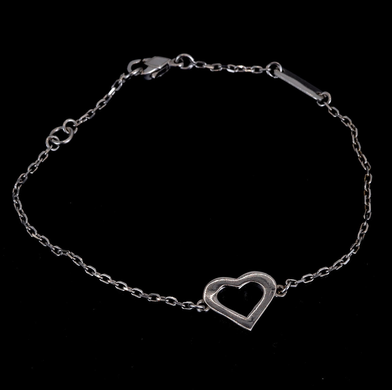 9CT WHITE GOLD BRACELET.