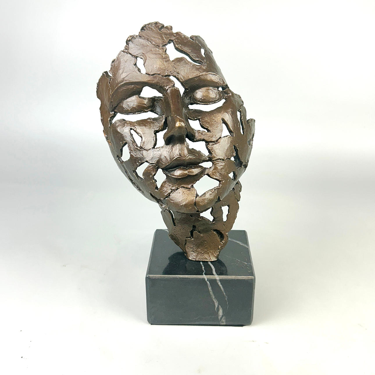 BRONZE FIGURE OF FRAGMENTED FACE.
