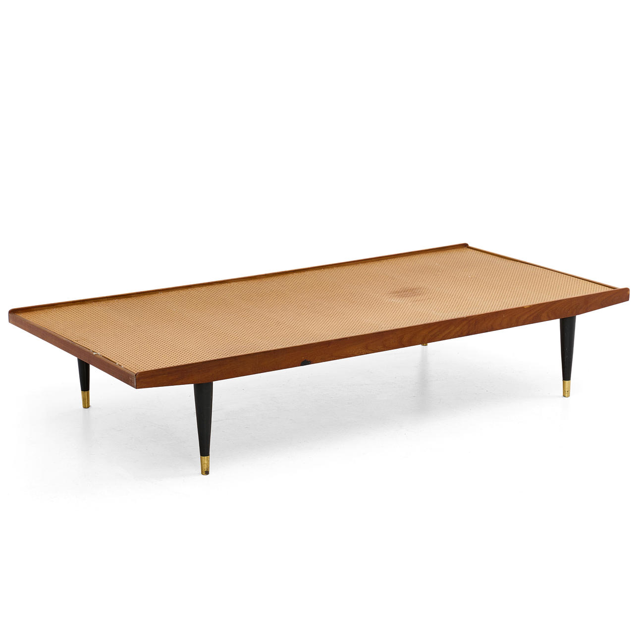 DAGBÄDD / SÄNGSTOMME, teak, svartlackerade ben, fotavslut i mässing, 1900-talets mitt