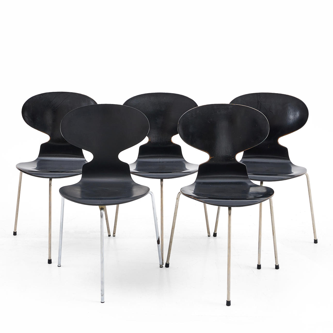 ARNE JACOBSEN. Stolar, 5 st, "Myran", Fritz Hansen, Danmark, 1960/70-tal, svartlackerad sits på tre ben